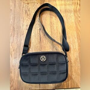 Lululemon quilted velour crossbody 2L. Black and gold hardware. NWOT.